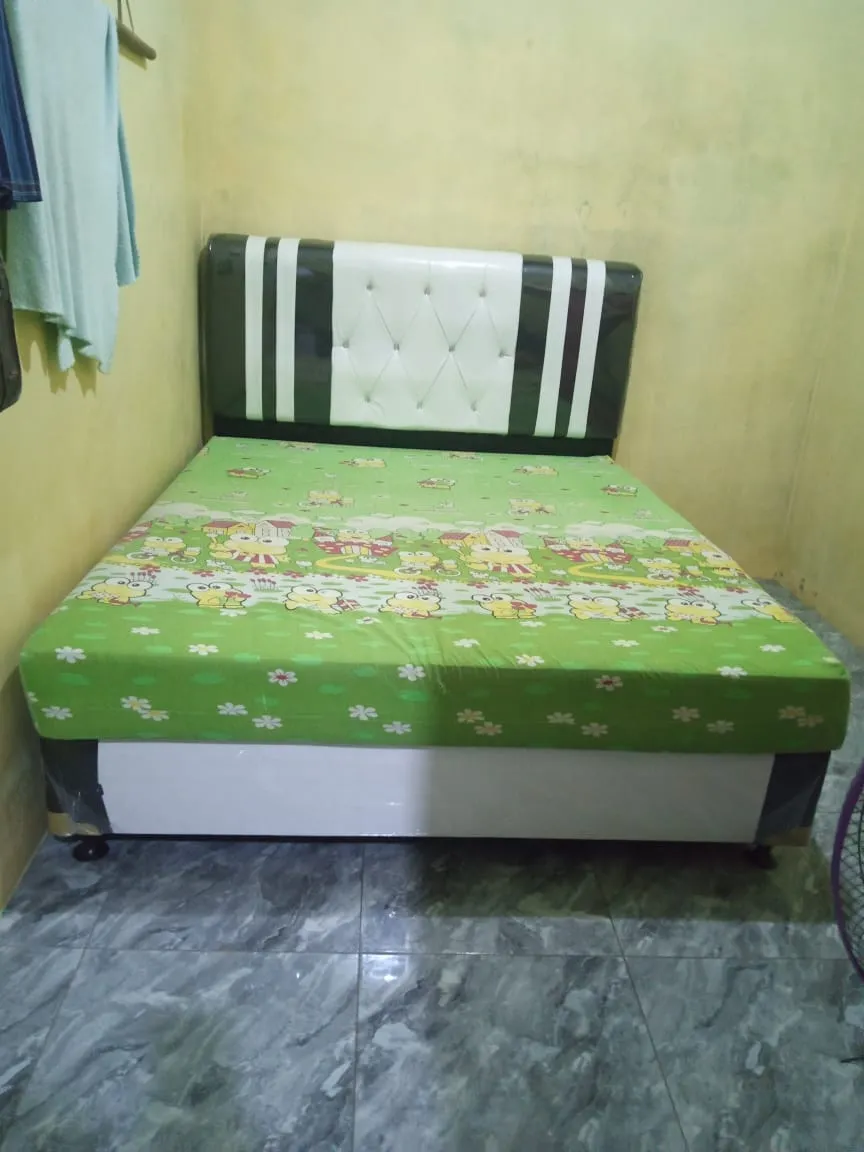 Divan dengan sandaran kombinasi putih dan hitam di kamar pembeli