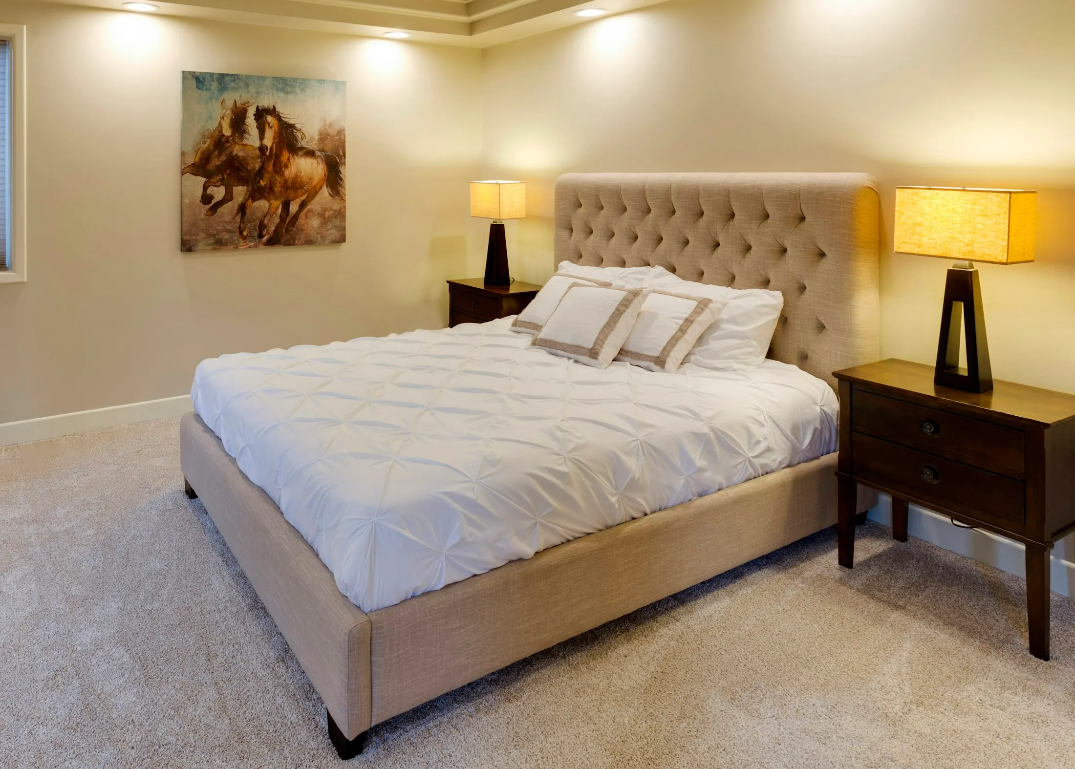 Tempat tidur dengan sandaran berlapis kain berkancing