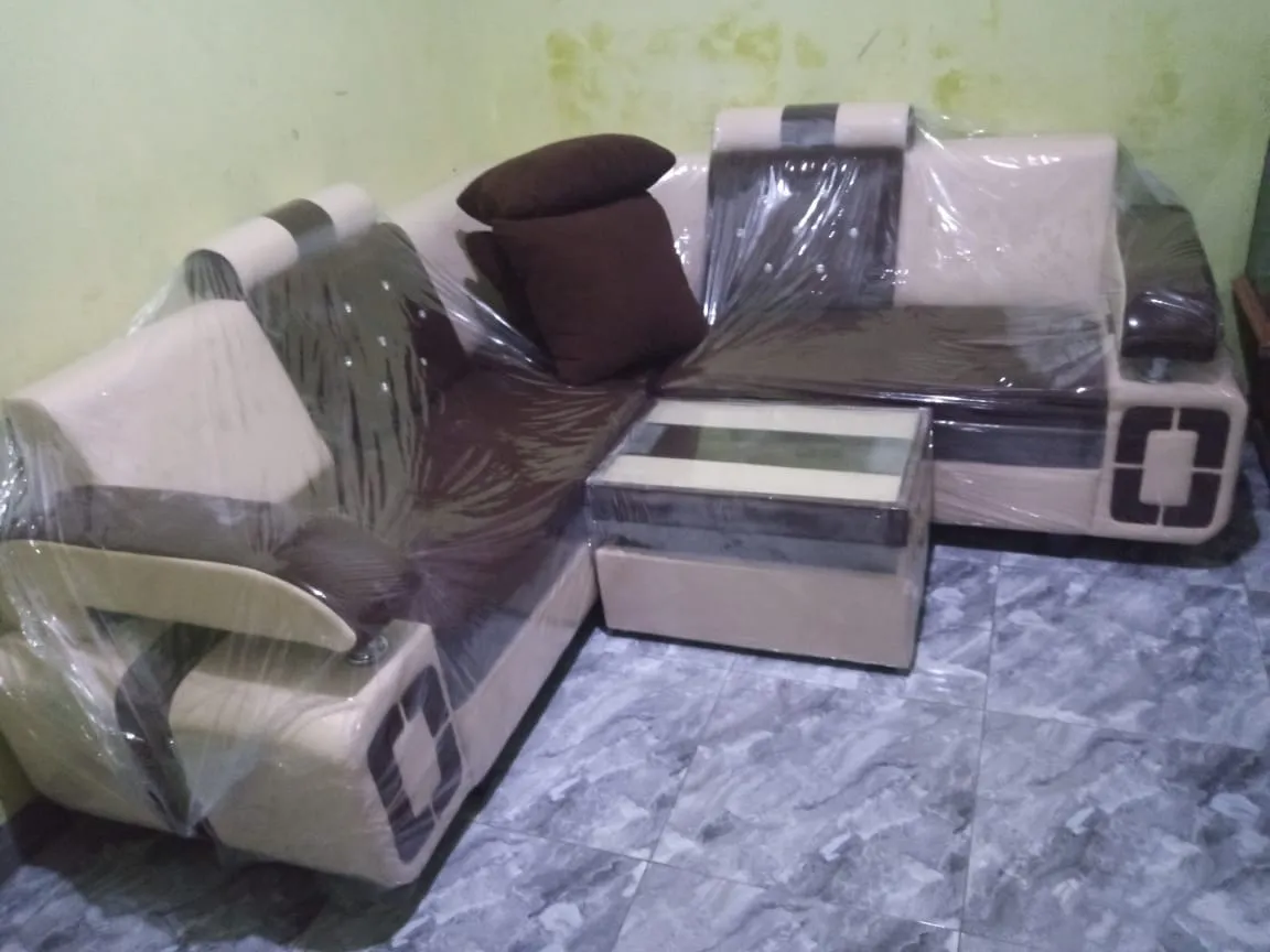 Sofa L kombinasi krem dan cokelat yang baru diantar