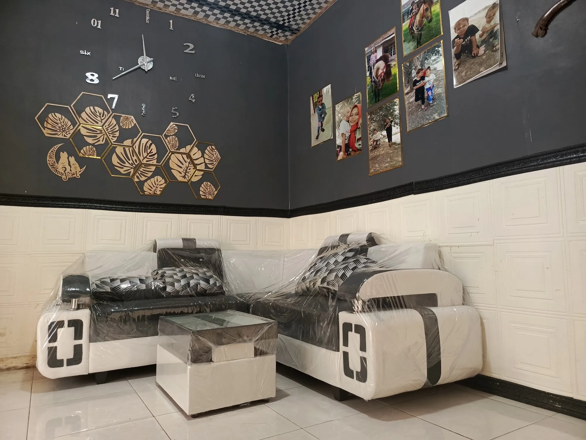 Sofa L putih dan hitam di rumah pembeli